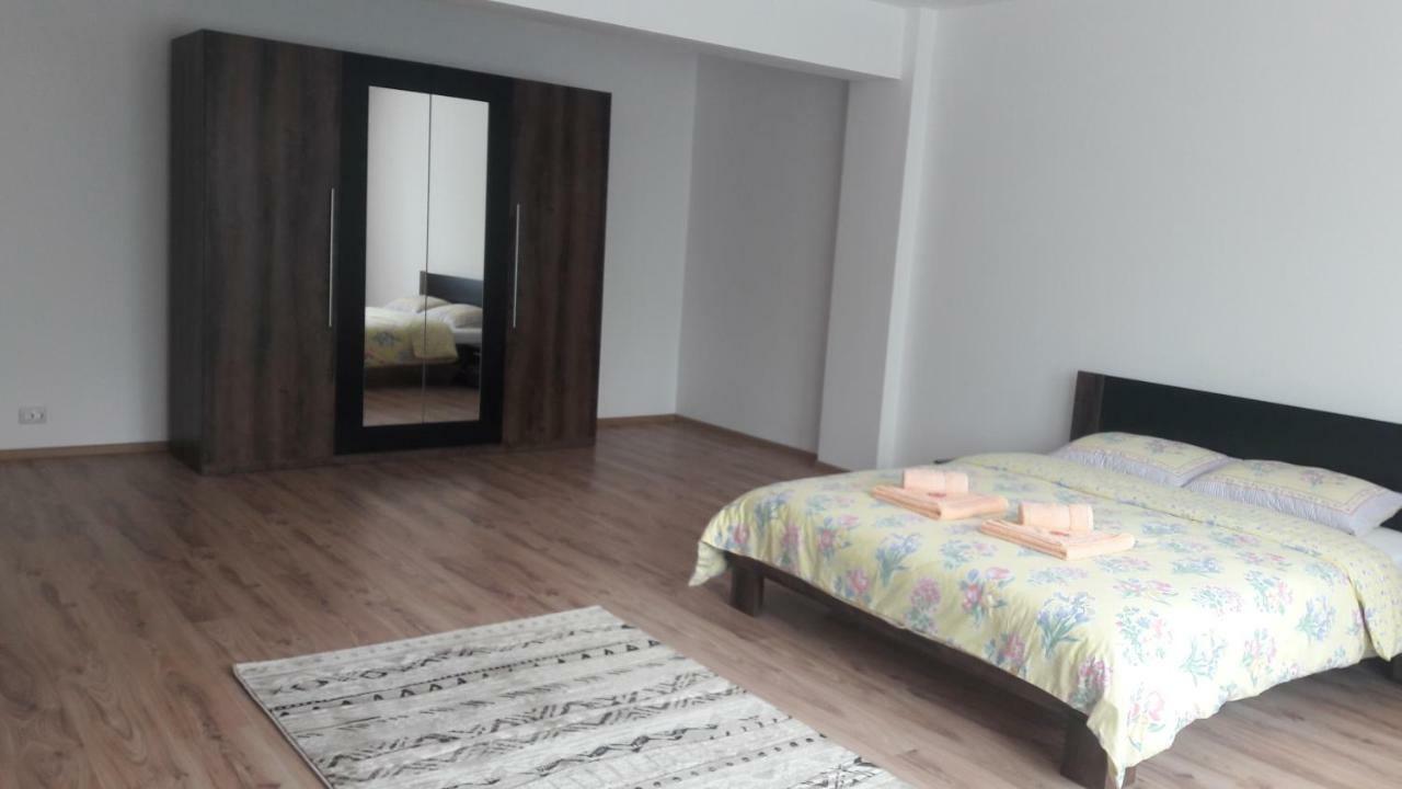 Travel Homzzz Apartments Targu-Mures Bagian luar foto