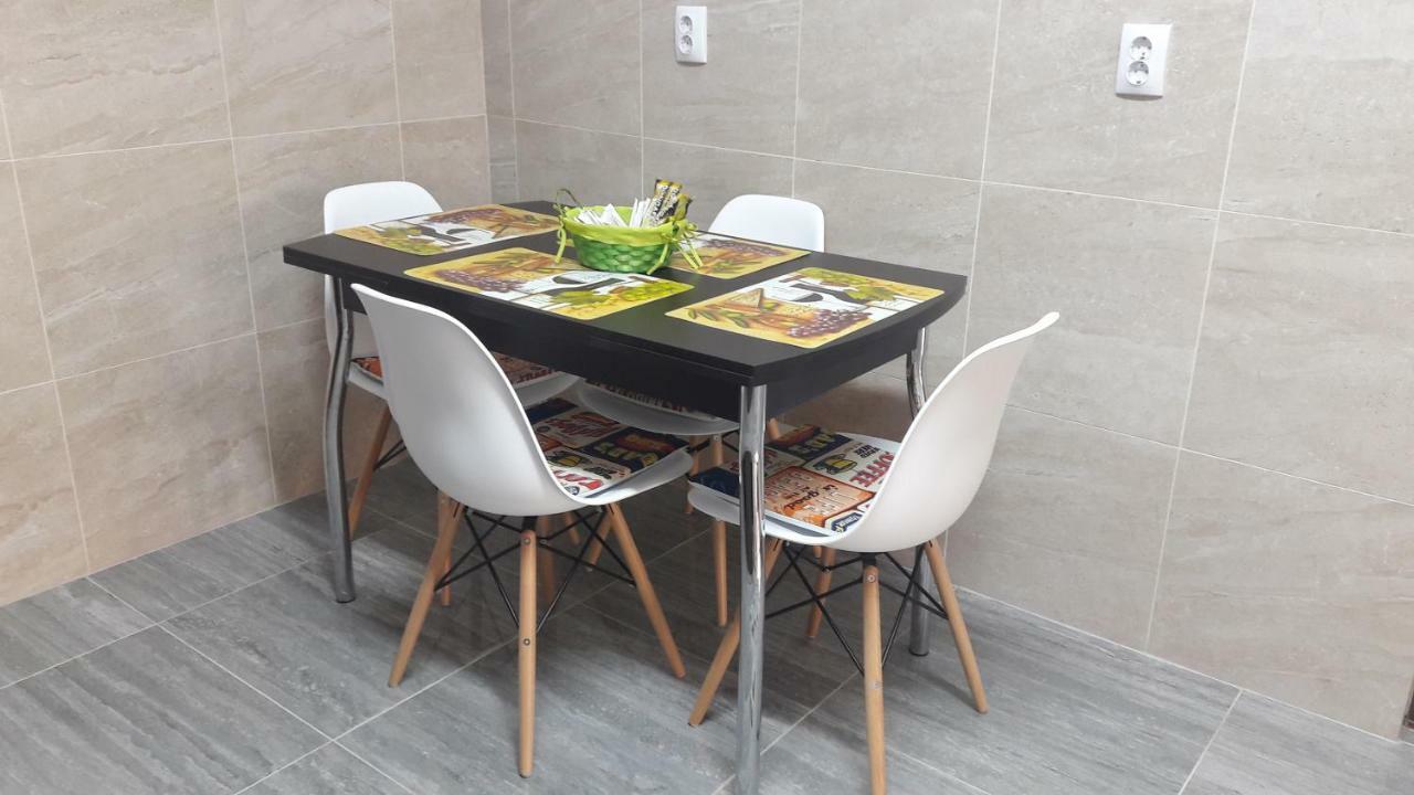 Travel Homzzz Apartments Targu-Mures Bagian luar foto