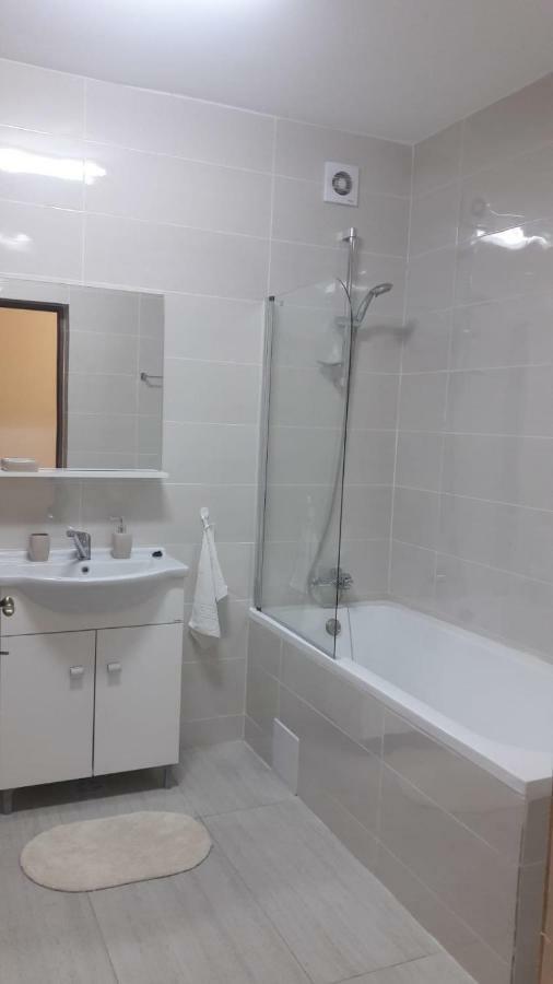 Travel Homzzz Apartments Targu-Mures Bagian luar foto