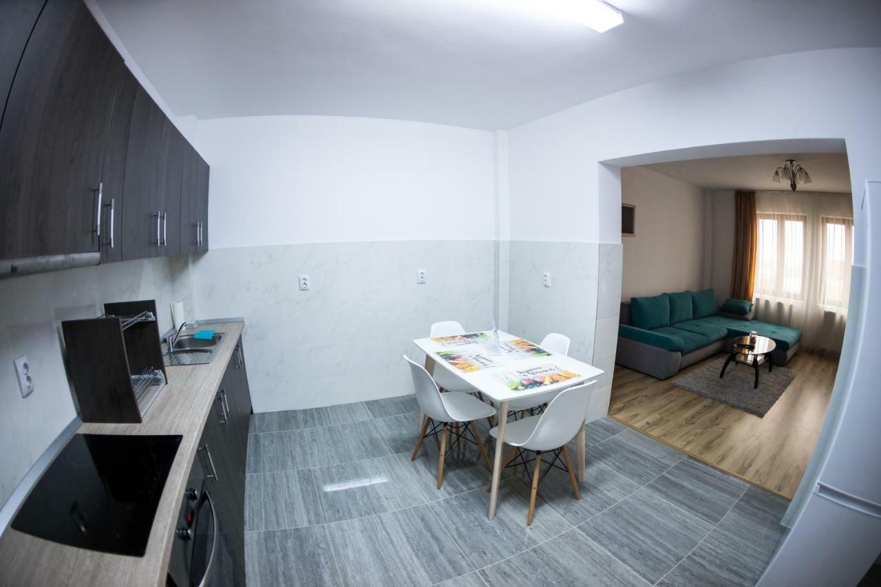 Travel Homzzz Apartments Targu-Mures Bagian luar foto