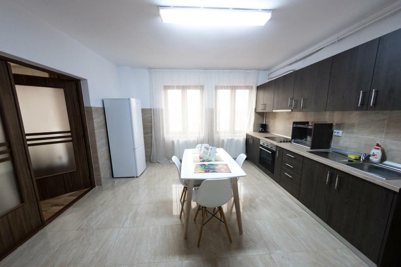 Travel Homzzz Apartments Targu-Mures Bagian luar foto